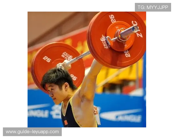 举重选手挺举动作干脆利索