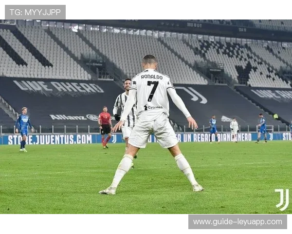 尤文后场断球后一脚直塞制造单刀